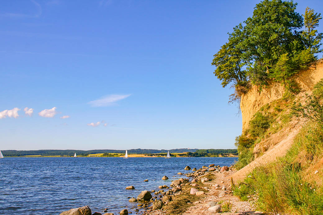 Am Ende des Höfts mündet es mit dem Steilufer im Bodden