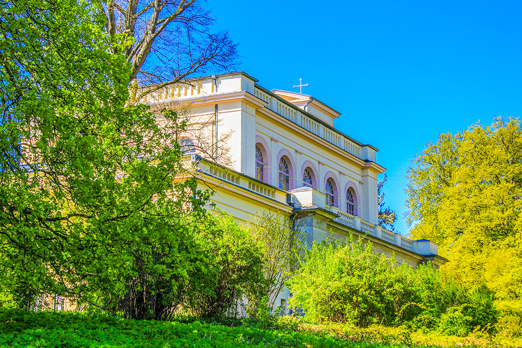 Seitlich grenzt die Schloßkirche das Hirschgehege vom Park ab