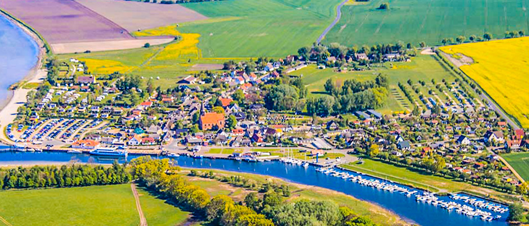 Schaprode mit dem Fährhafen nach Hiddensee